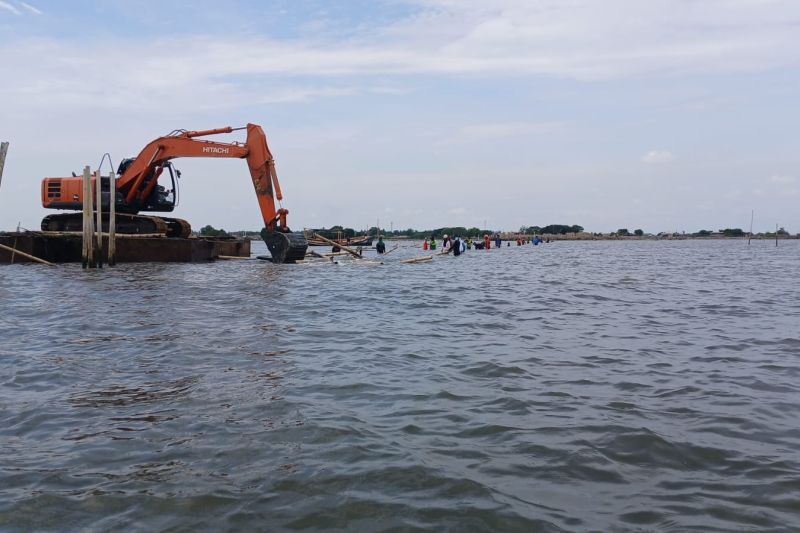 DJP Provinsi Banten bongkar sisa pagar laut di Kabupaten Tangerang