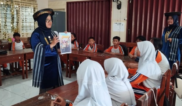 Guru di Kudus mengajar dengan baju adat sebagai upaya pelestarian Guru di Kudus mengajar dengan baju adat sebagai upaya pelestarian