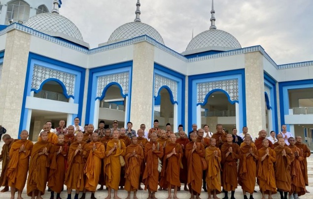 Bhante asal Thailand kunjungi masjid di Batam wujudkan toleransi agama Bhante asal Thailand kunjungi masjid di Batam wujudkan toleransi agama