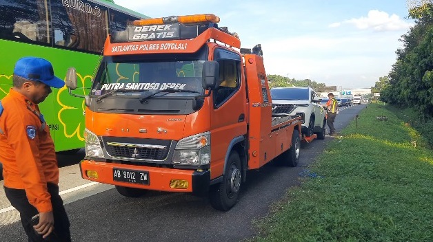 Memperlancar arus balik, Polres Boyolali terjunkan mobil derek gratis di jalan tol Memperlancar arus balik, Polres Boyolali terjunkan mobil derek gratis di jalan tol