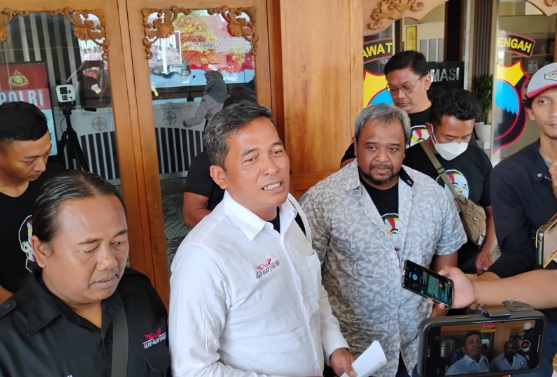 Relawan AAJ laporkan dugaan fitnah ijazah palsu Jokowi ke Polresta Solo Relawan AAJ laporkan dugaan fitnah ijazah palsu Jokowi ke Polresta Solo