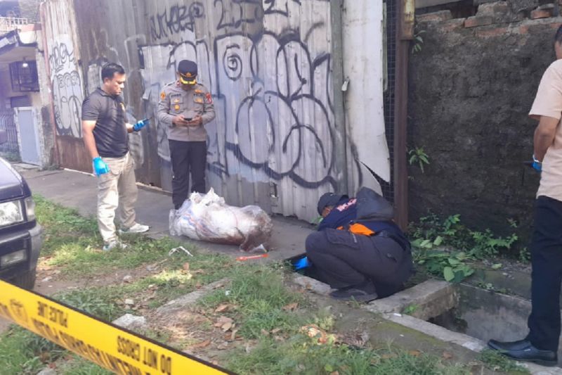 Temuan jasad di dalam karung diduga korban pembunuhan Temuan jasad di dalam karung diduga korban pembunuhan