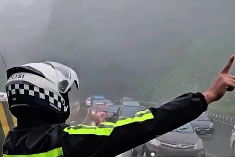 Polres Cianjur berlakukan sistem satu arah ke Bogor pada H2 Lebaran Polres Cianjur berlakukan sistem satu arah ke Bogor pada H2 Lebaran