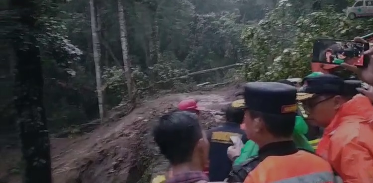 Tanah longsor sapu sejumlah kendaran di jalur puncak Mojokerto - Batu Tanah longsor sapu sejumlah kendaran di jalur puncak Mojokerto - Batu