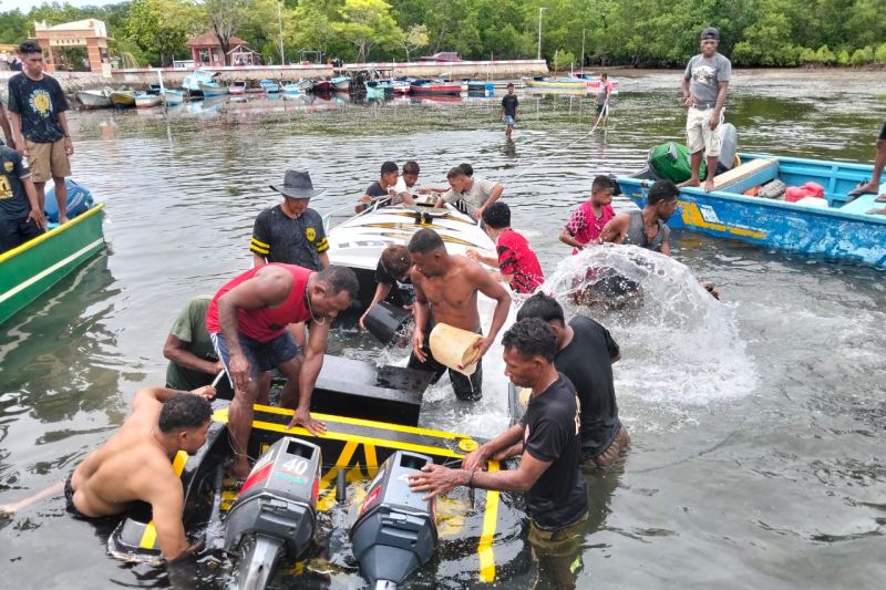 Basarnas evakuasi sembilan korban speedboat tenggelam Basarnas evakuasi sembilan korban speedboat tenggelam