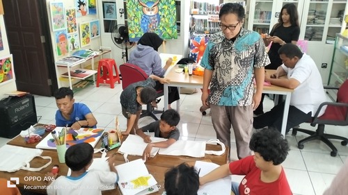 Menengok manfaat Taman Baca Inklusi di STPL Bekasi