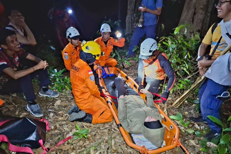 Basarnas Natuna evakuasi pendaki cedera kaki di Gunung Ranai Basarnas Natuna evakuasi pendaki cedera kaki di Gunung Ranai