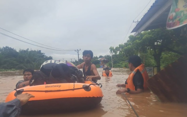 Satbrimob Polda Sulteng evakuasi warga terdampak banjir di Korompeeli Satbrimob Polda Sulteng evakuasi warga terdampak banjir di Korompeeli