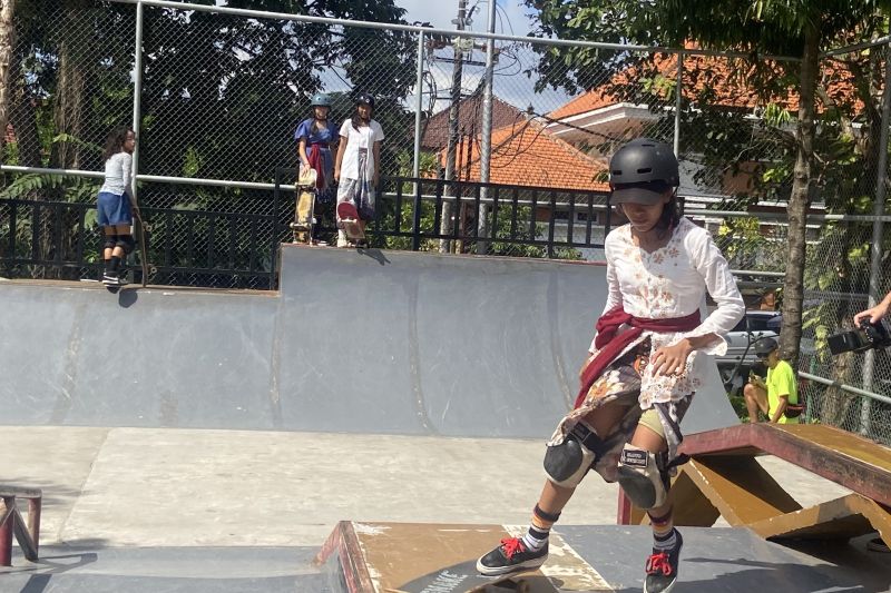 Pemain skateboard perempuan di Bali berkebaya rayakan Kartini