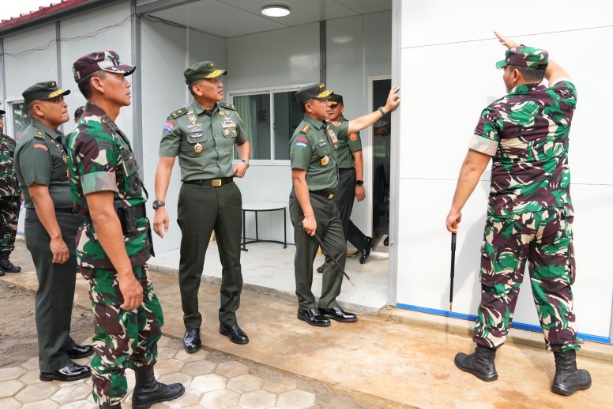 Panglima TNI tinjau pembangunan fasilitas prajurit di Brigif 17/Kostrad Panglima TNI tinjau pembangunan fasilitas prajurit di Brigif 17/Kostrad