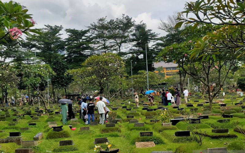 TPU Karet Bivak masih ramai peziarah