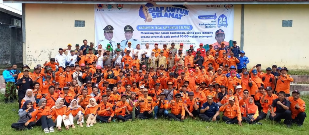 Ratusan relawan kebencanaan peringati HKBN 2025 dengan menggelar simulasi Ratusan relawan kebencanaan peringati HKBN 2025 dengan menggelar simulasi
