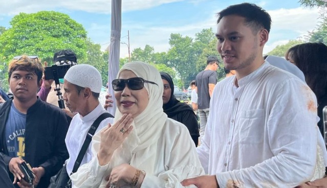 Dewi Yull hadiri proses pemakaman Ray Sahetapy Dewi Yull hadiri proses pemakaman Ray Sahetapy