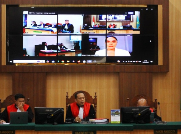 Hakim sempat ingatkan Nikita Mirzani dalam sidang dengan terdakwa Isa Zega Hakim sempat ingatkan Nikita Mirzani dalam sidang dengan terdakwa Isa Zega
