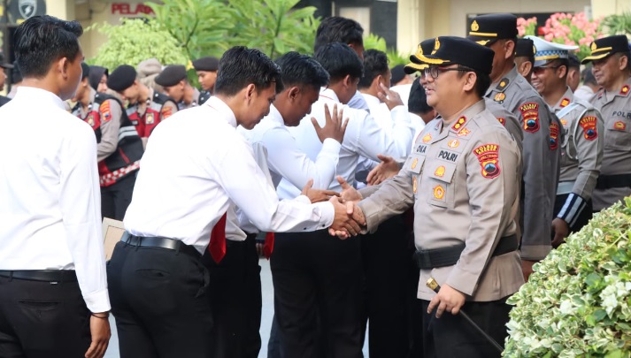 Halal Bihalal, Kapolres Brebes apresiasi dan berikan penghargaan kepada anggota Halal Bihalal, Kapolres Brebes apresiasi dan berikan penghargaan kepada anggota
