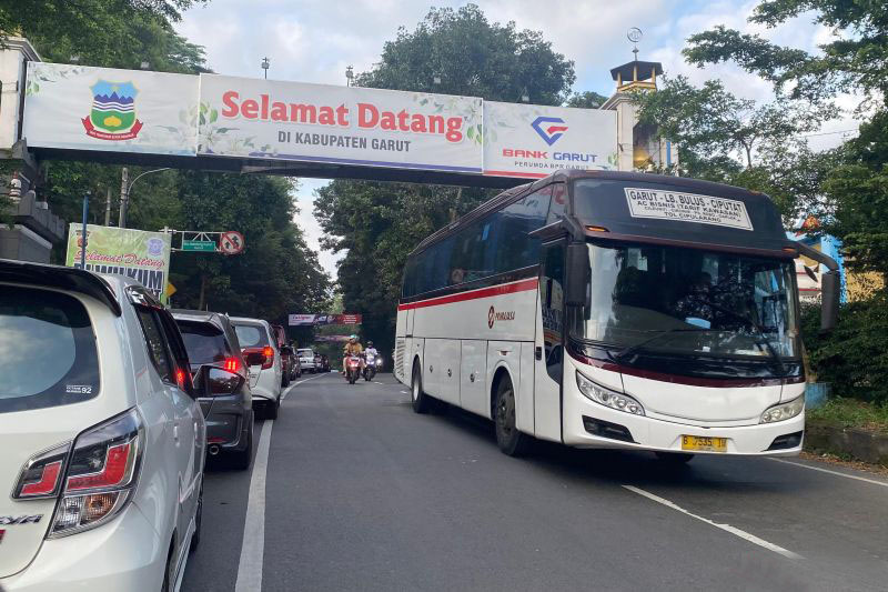 H2 Lebaran, Arus kendaraan di jalur Bandung menuju Garut padat