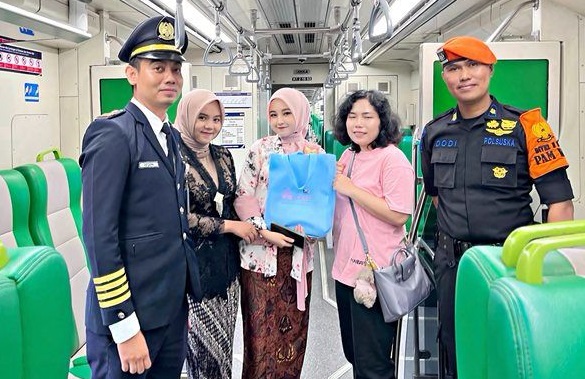 Sapa Kartini, KAI Divre II Sumbar beri apresiasi kepada penumpang perempuan Sapa Kartini, KAI Divre II Sumbar beri apresiasi kepada penumpang perempuan
