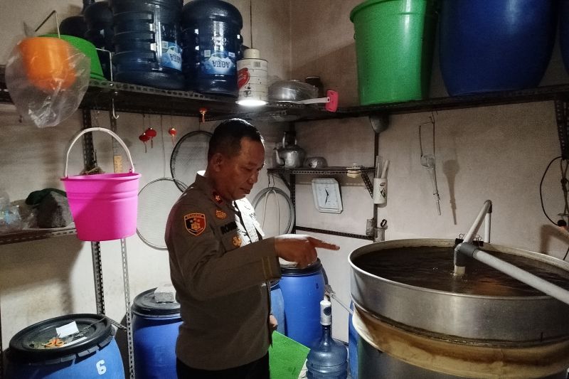 Polisi Tangerang amankan produsen rumahan miras jenis Ciu Polisi Tangerang amankan produsen rumahan miras jenis Ciu