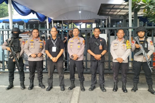 Polisi pastikan keamanan jemaat Katedral pada peringatan Paskah Polisi pastikan keamanan jemaat Katedral pada peringatan Paskah