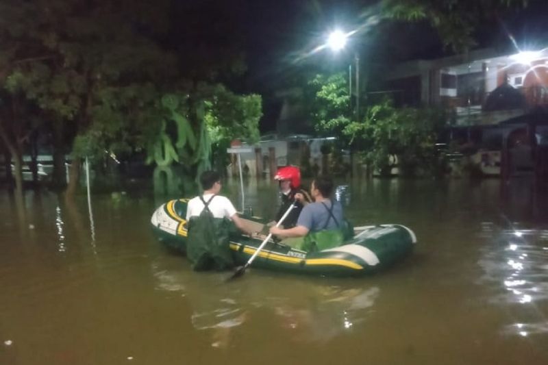 Banjir di enam kecamatan Kota Tangerang mulai berangsur surut Banjir di enam kecamatan Kota Tangerang mulai berangsur surut