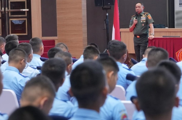 Panglima TNI tanamkan nilai nasionalisme kepada siswa SMA Taruna Nusantara Panglima TNI tanamkan nilai nasionalisme kepada siswa SMA Taruna Nusantara