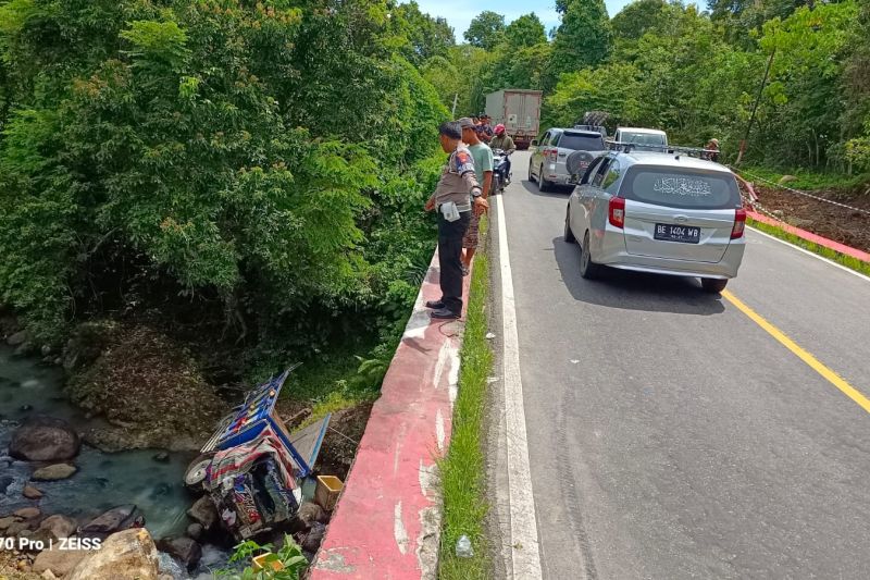Polisi: 3 orang tewas dalam kecelakaan tunggal di Pesibar Polisi: 3 orang tewas dalam kecelakaan tunggal di Pesibar