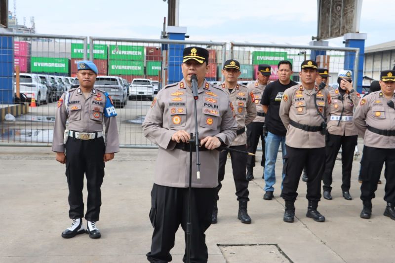 Polisi tak bersenjata kawal unjuk rasa FBTPI di Pelabuhan TanjungPriok Polisi tak bersenjata kawal unjuk rasa FBTPI di Pelabuhan TanjungPriok