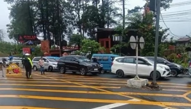 Jalur Puncak macet dengan antrean kendaraan capai 12 kilometer Jalur Puncak macet dengan antrean kendaraan capai 12 kilometer