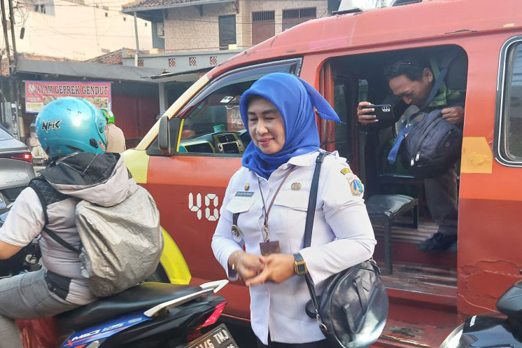 Plt Wali Kota Jaktim naik angkutan umum terapkan Ingub DKI Plt Wali Kota Jaktim naik angkutan umum terapkan Ingub DKI