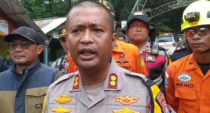 Korban longsor Pacet Mojokerto berjumlah 10 orang telah dievakuasi ke RS Mojokerto dan Batu Korban longsor Pacet Mojokerto berjumlah 10 orang telah dievakuasi ke RS Mojokerto dan Batu