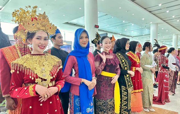 Semarakkan Hari Kartini, Bandara Syamsudin Noor gelar parade baju adat Semarakkan Hari Kartini, Bandara Syamsudin Noor gelar parade baju adat