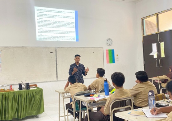 Puluhan siswa SMP Sukma Bangsa Lhokseumawe dibekali ilmu jurnalistik dasar Puluhan siswa SMP Sukma Bangsa Lhokseumawe dibekali ilmu jurnalistik dasar