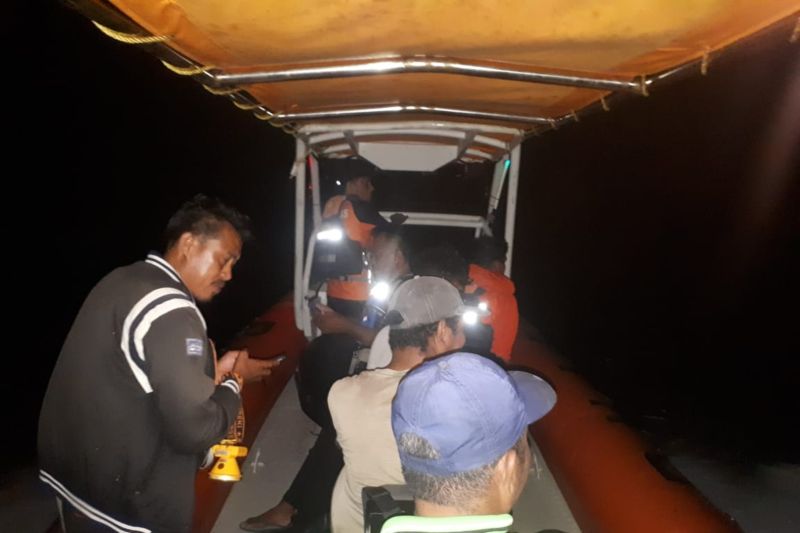 Tim SAR evakuasi empat nelayan yang alami kecelakaan kapal di Wakatobi Tim SAR evakuasi empat nelayan yang alami kecelakaan kapal di Wakatobi