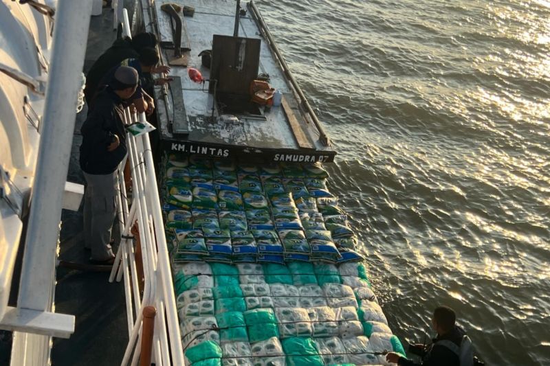Bakamla RI gagalkan penyelundupan beras dan gula asal Malaysia