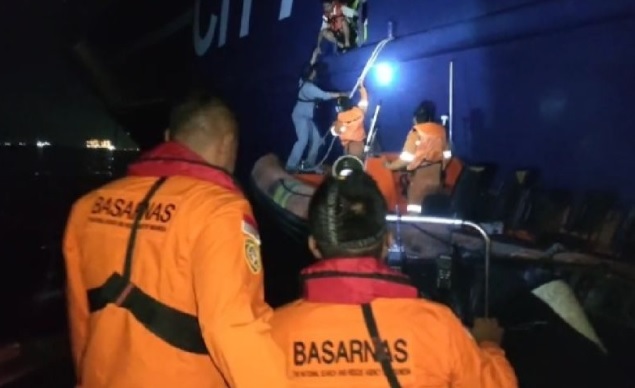 Tim SAR evakuasi 17 ABK kapal terbakar di Perairan Pulau Tarahan Tim SAR evakuasi 17 ABK kapal terbakar di Perairan Pulau Tarahan