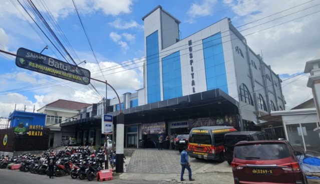 Enam jenazah korban longsor Pacet-Cangar dibawa ke RS Hasta Brata Batu Enam jenazah korban longsor Pacet-Cangar dibawa ke RS Hasta Brata Batu
