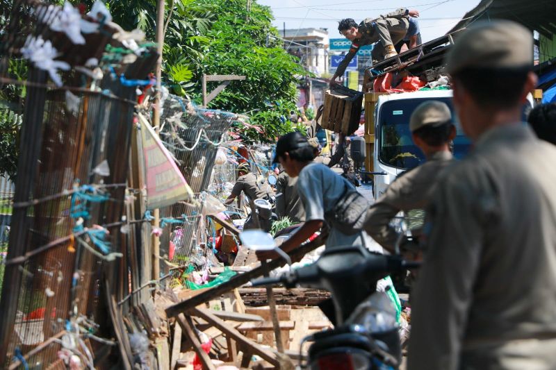 Satpol PP tertibkan lapak PKL di Pasar Ciherang Cikande Satpol PP tertibkan lapak PKL di Pasar Ciherang Cikande