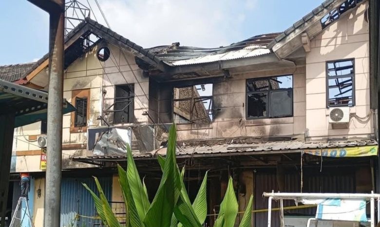 Petugas Damkar Bekasi evakuasi empat korban kebakaran ruko Petugas Damkar Bekasi evakuasi empat korban kebakaran ruko