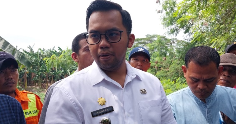 Truk buang sampah ilegal ke Kali Bekasi, Pemda lakukan sidak Truk buang sampah ilegal ke Kali Bekasi, Pemda lakukan sidak