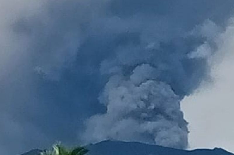 Gunung Dukono di Halmahera Utara erupsi Gunung Dukono di Halmahera Utara erupsi