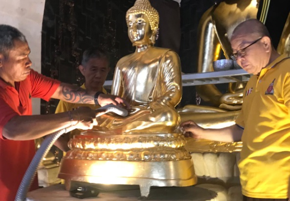 Jelang Tri Suci Waisak, umat Buddha bersihkan Vihara Sakyamuni Denpasar Jelang Tri Suci Waisak, umat Buddha bersihkan Vihara Sakyamuni Denpasar