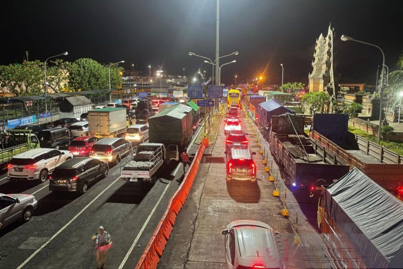 Kendaraan logistik dan bus dominasi pelabuhan Ketapang-Gilimanuk