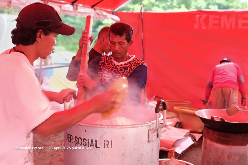 Kemensos dirikan dapur umum bantu pengungsi tanah bergerak di Brebes Kemensos dirikan dapur umum bantu pengungsi tanah bergerak di Brebes