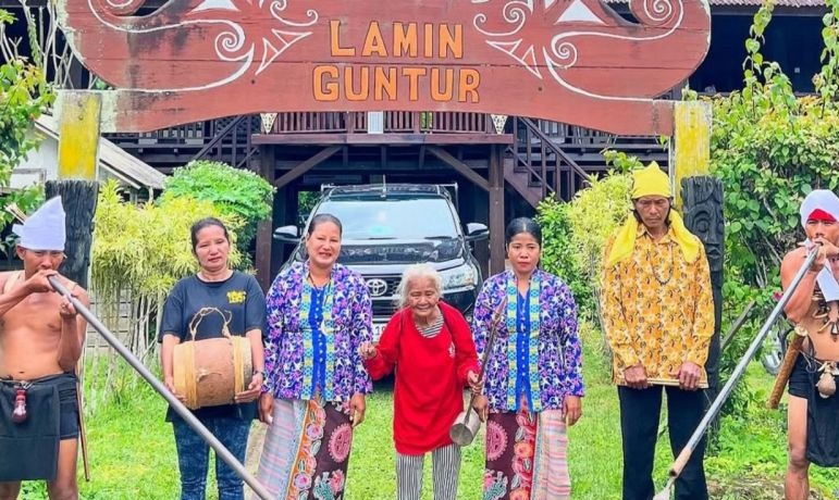 Lamin Guntur Ecolodge, paduan keelokan pasir putih dan adat komunal Lamin Guntur Ecolodge, paduan keelokan pasir putih dan adat komunal