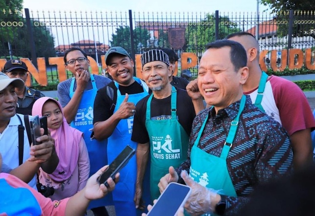 Dorong PKL tingkatkan kebersihan, Bupati Kudus bagi-bagi celemek dan sarung tangan Dorong PKL tingkatkan kebersihan, Bupati Kudus bagi-bagi celemek dan sarung tangan