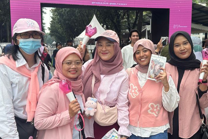 Kenakan serba pink, para fan tak sabar nantikan penampilan Taeyeon Kenakan serba pink, para fan tak sabar nantikan penampilan Taeyeon
