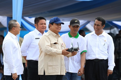 Momen Prabowo terbangkan drone tebar benih di Sumsel