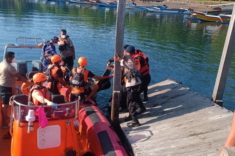 Basarnas evakuasi jenazah terapung di Perairan Selat Bali