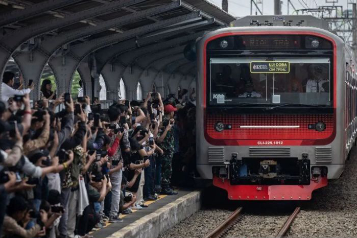 KAI Commuter tegaskan e-money masih dapat digunakan transaksi di KRL KAI Commuter tegaskan e-money masih dapat digunakan transaksi di KRL