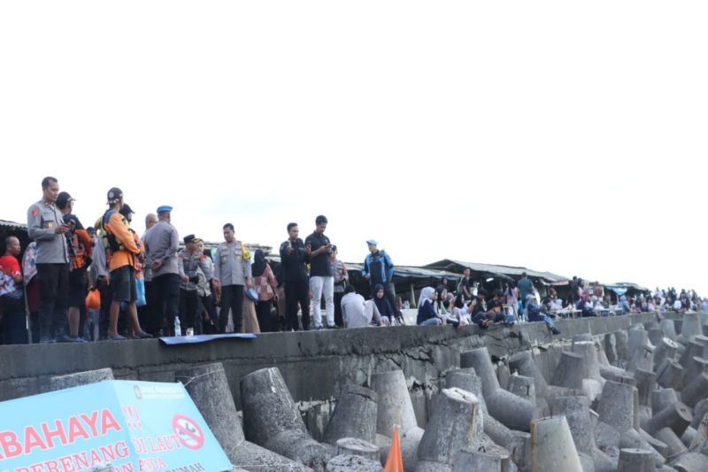 Kapolres Kulon Progo pimpin pengamanan di objek wisata Pantai Glagah Kapolres Kulon Progo pimpin pengamanan di objek wisata Pantai Glagah